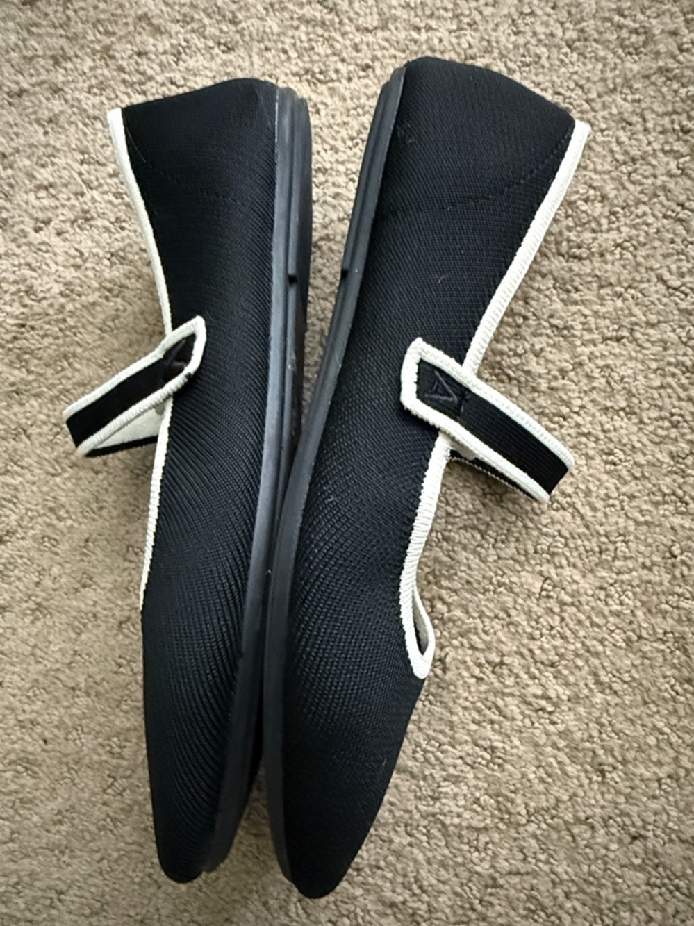 AEROSOLES Black Flats with White Trim Mary Jane Style Size 9 Lightweight - Picture 3 of 8